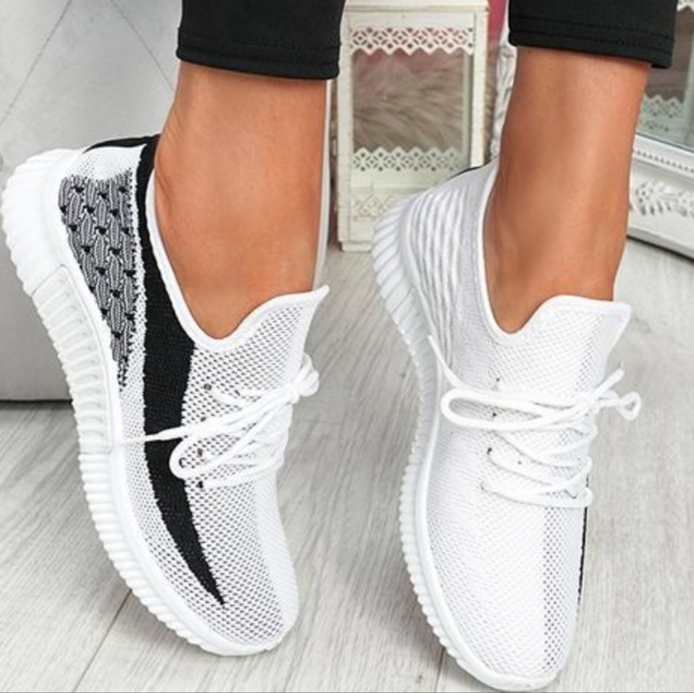 Susicloths breathable laced lightweight sneakers...size 8.5